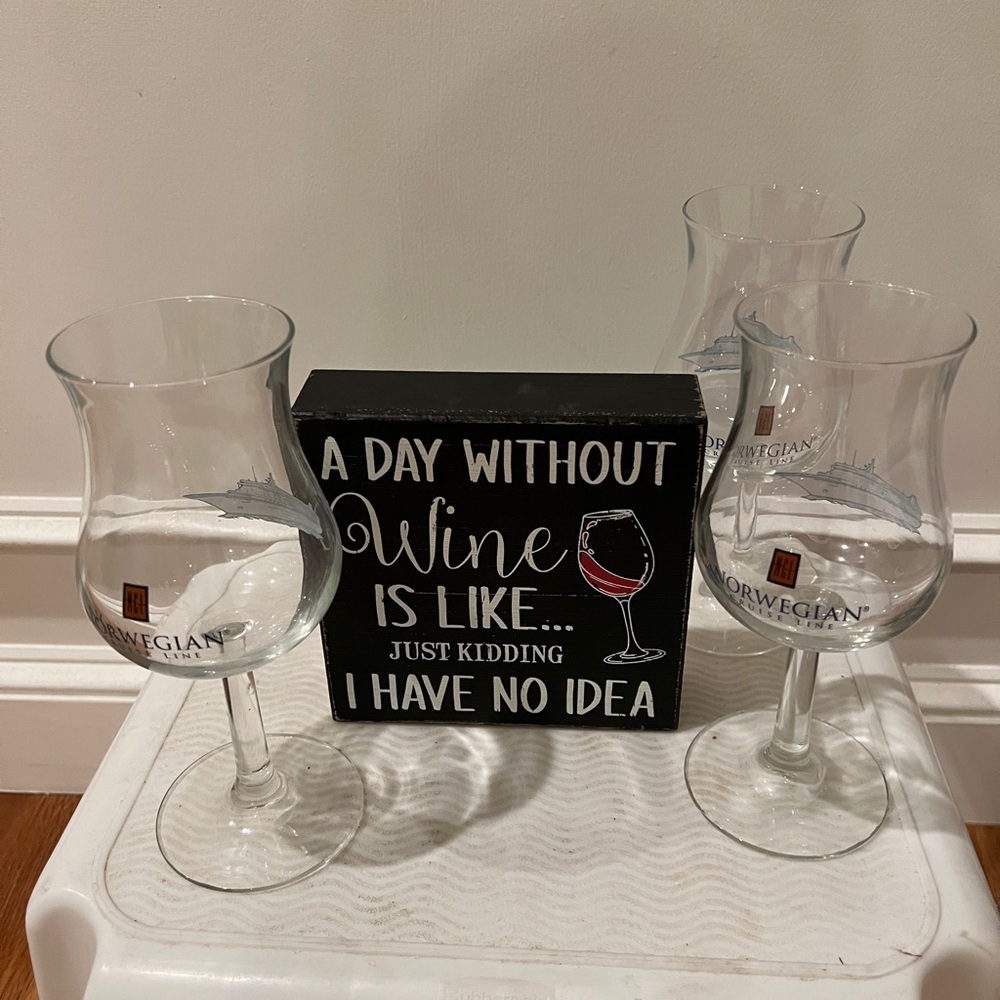 Wine glasses (4) with wooden sign
